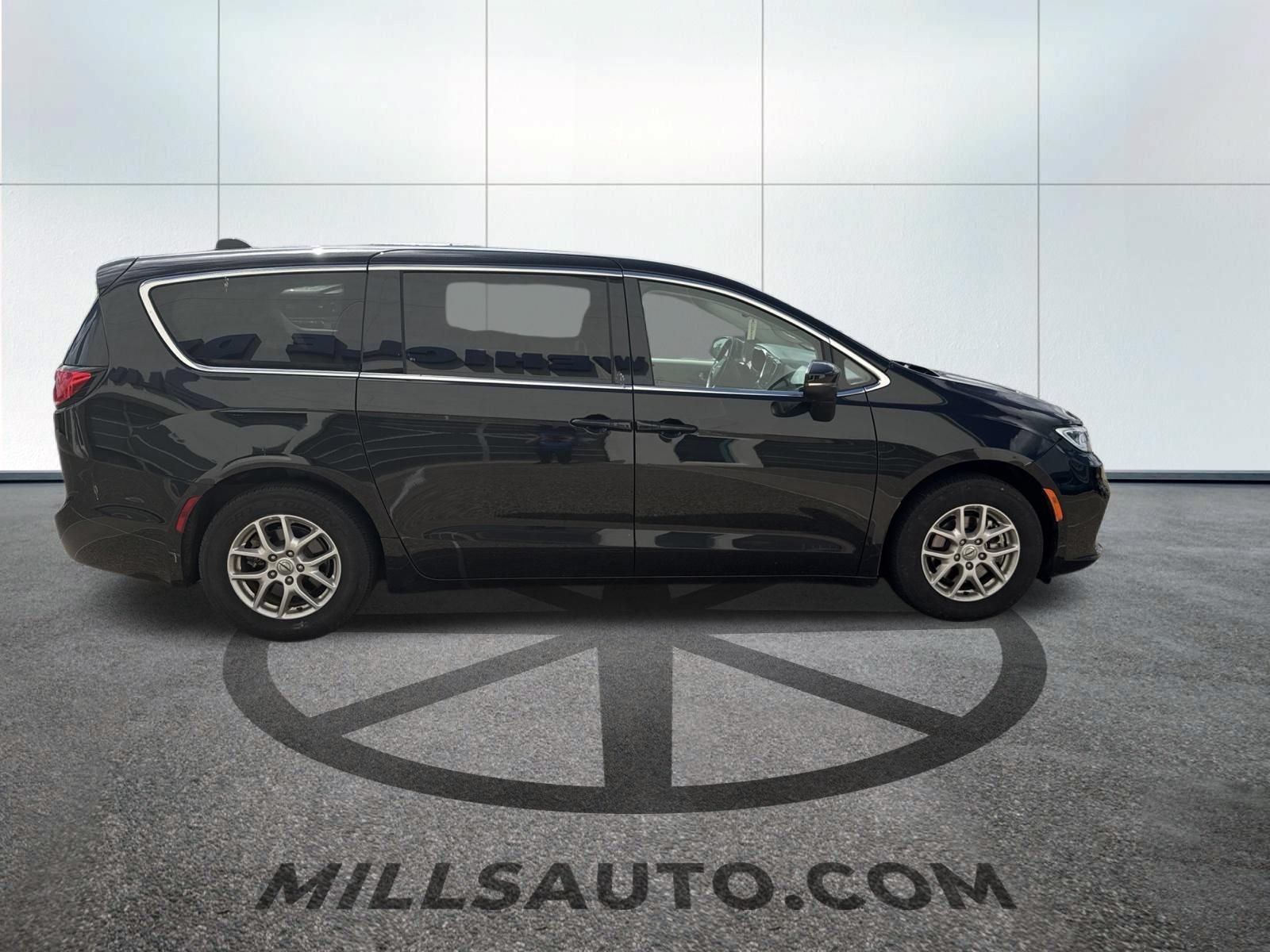 Used 2023 Chrysler Pacifica Touring-L FWD image 3