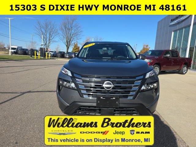 Used 2024 Nissan Rogue SV image 2