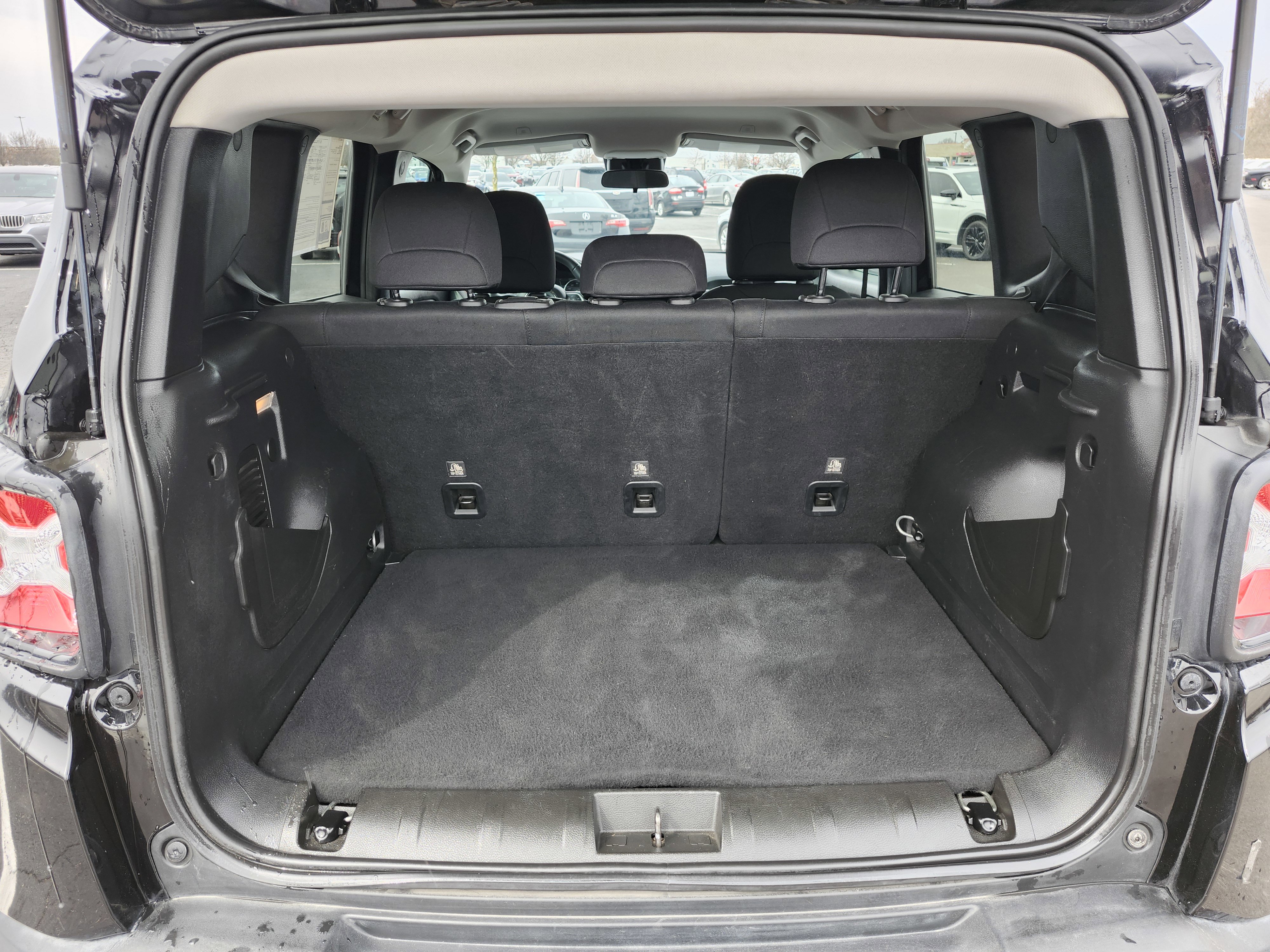 Used 2020 Jeep Renegade Latitude FWD image 19