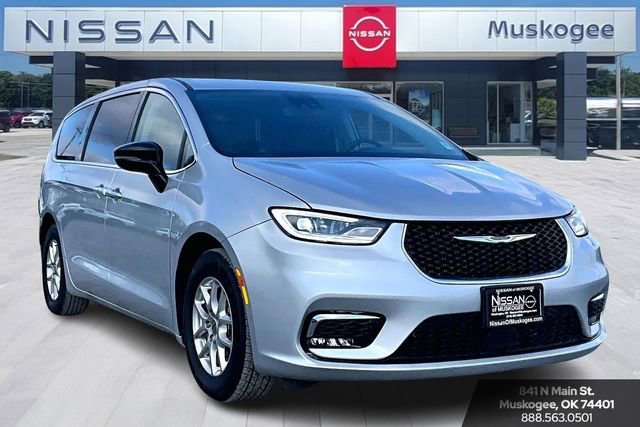 Used 2024 Chrysler Pacifica Touring-L image 1