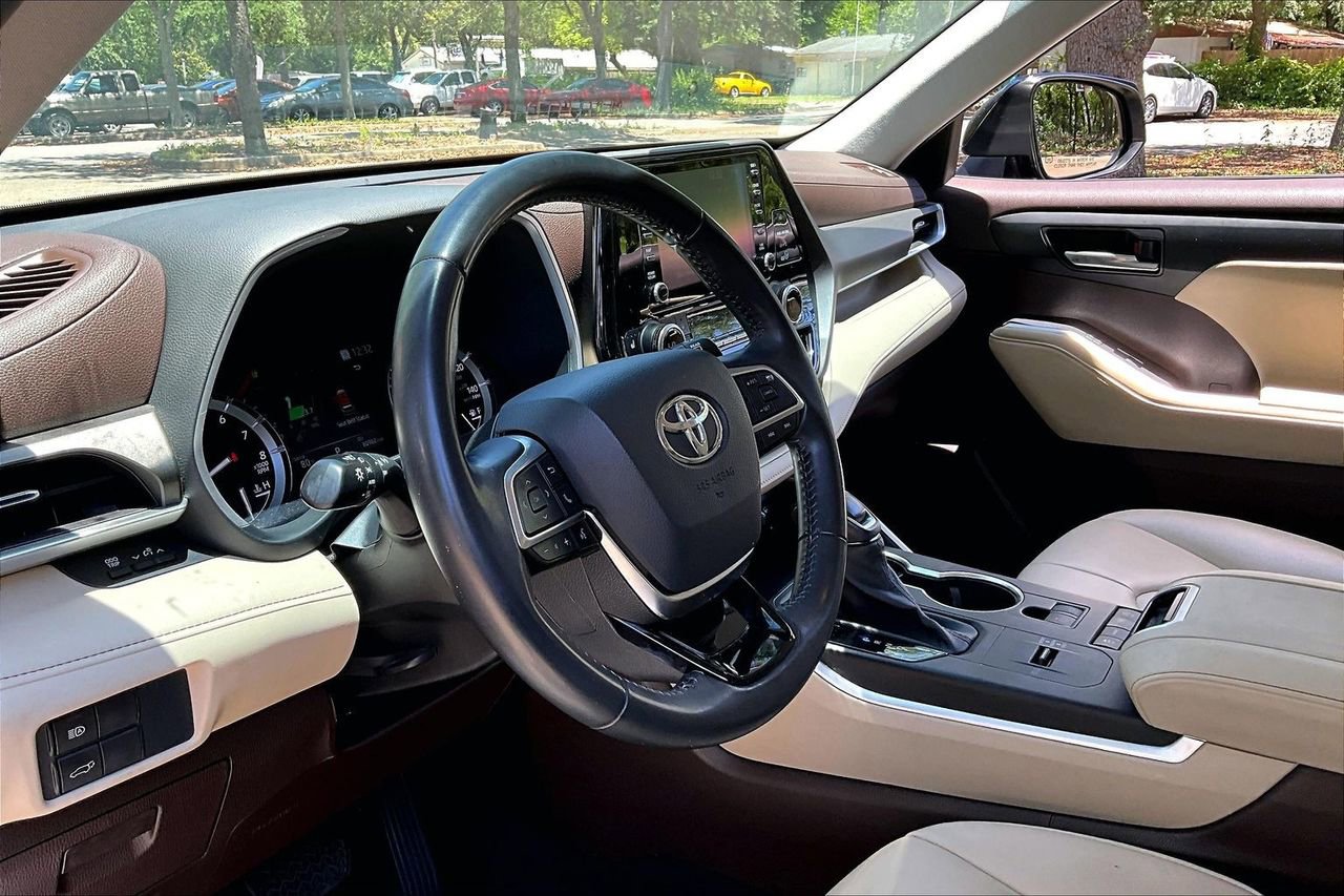 Used 2020 Toyota Highlander XLE FWD image 14