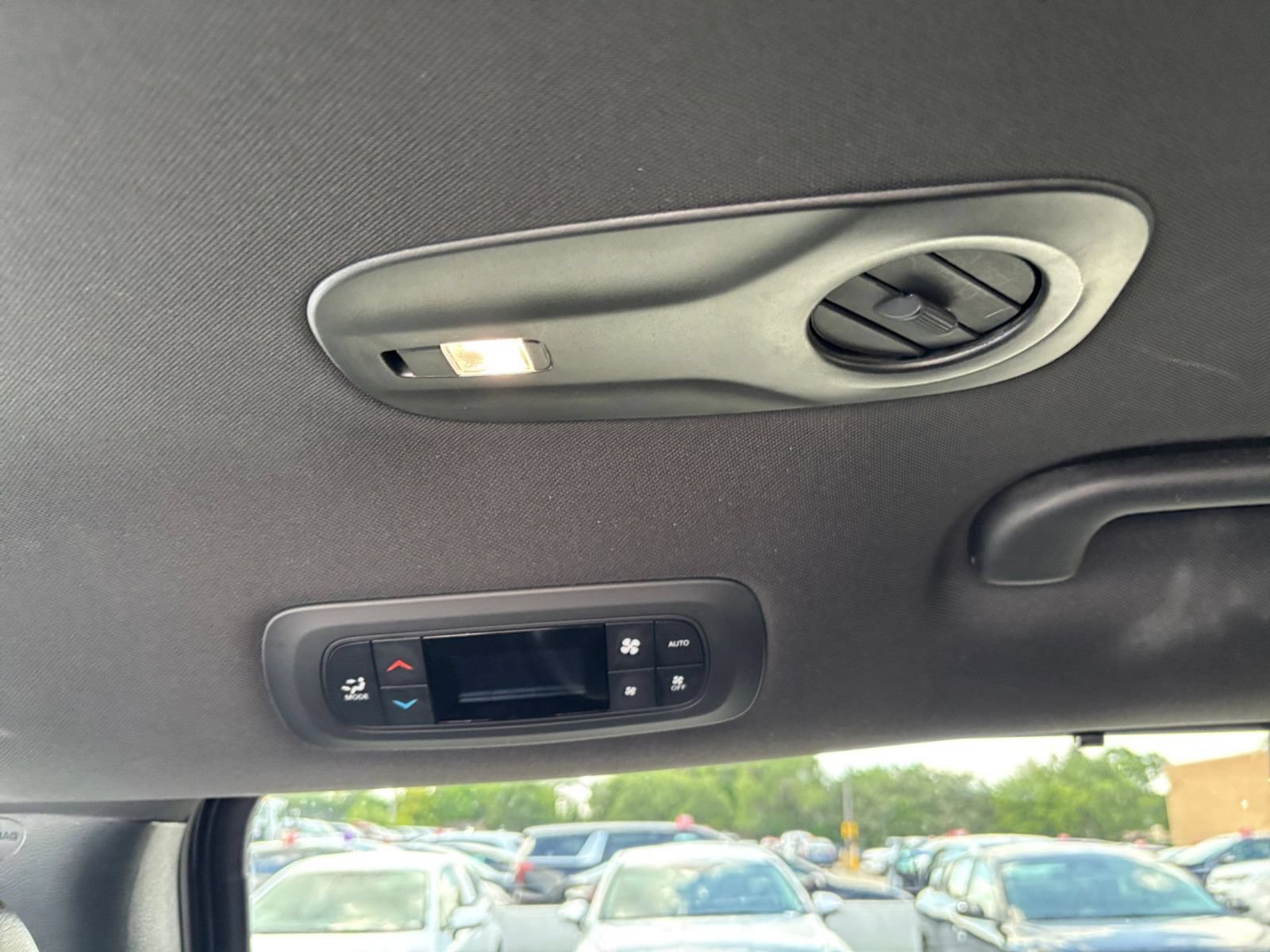 Used 2025 Chrysler Pacifica Select FWD image 24