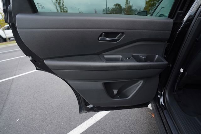 Used 2023 Nissan Pathfinder SV image 16