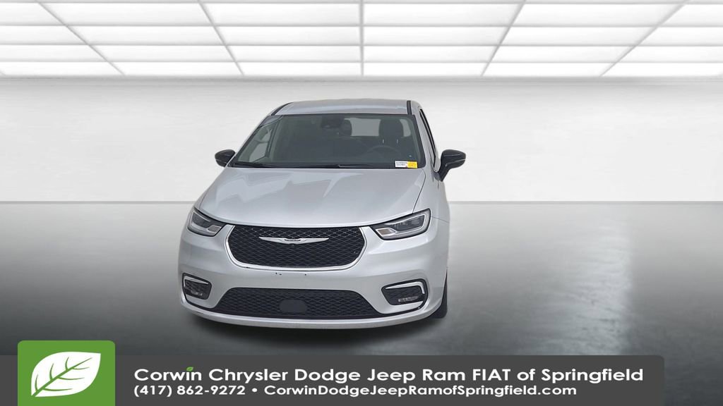 Certified 2024 Chrysler Pacifica Touring-L image 5