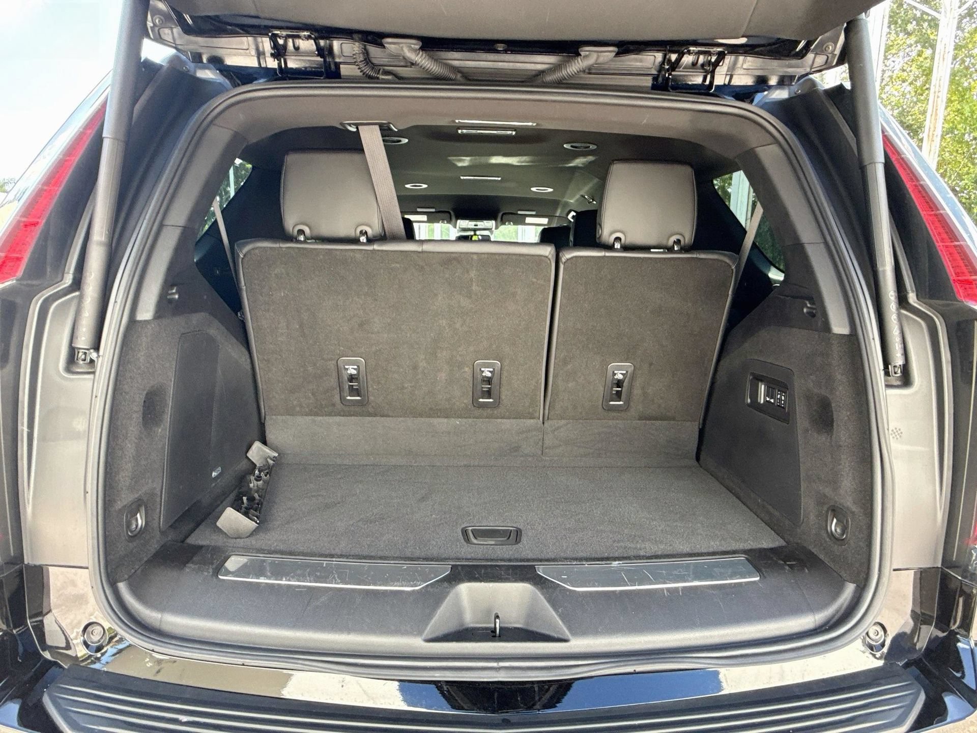 Used 2024 Cadillac Escalade Luxury AWD/4WD image 12