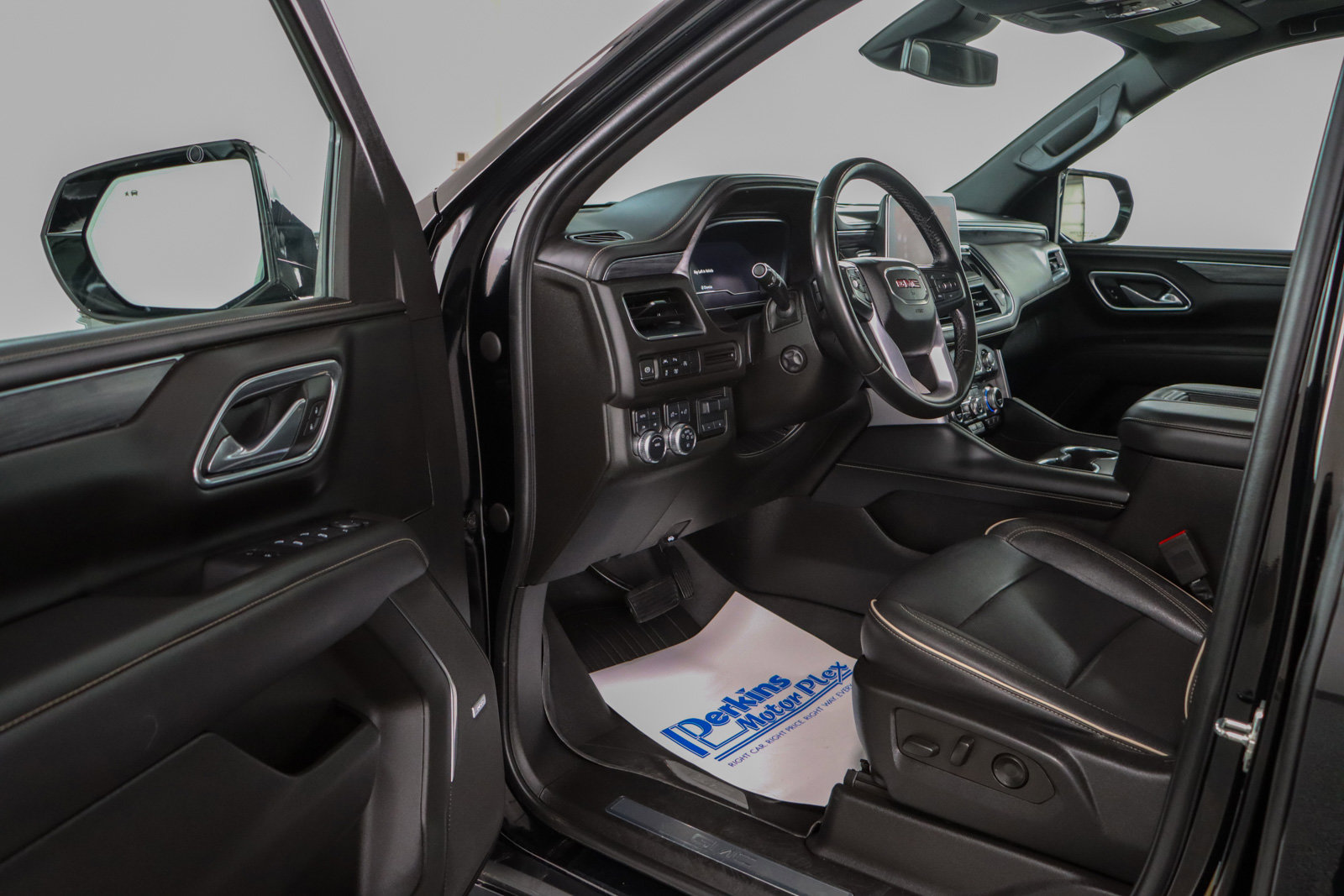 Used 2023 GMC Yukon SLT w/ SLT Luxury Package image 3