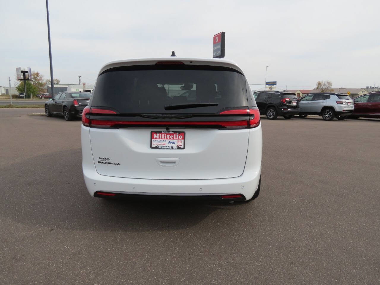 New 2026 Chrysler Pacifica Select image 9
