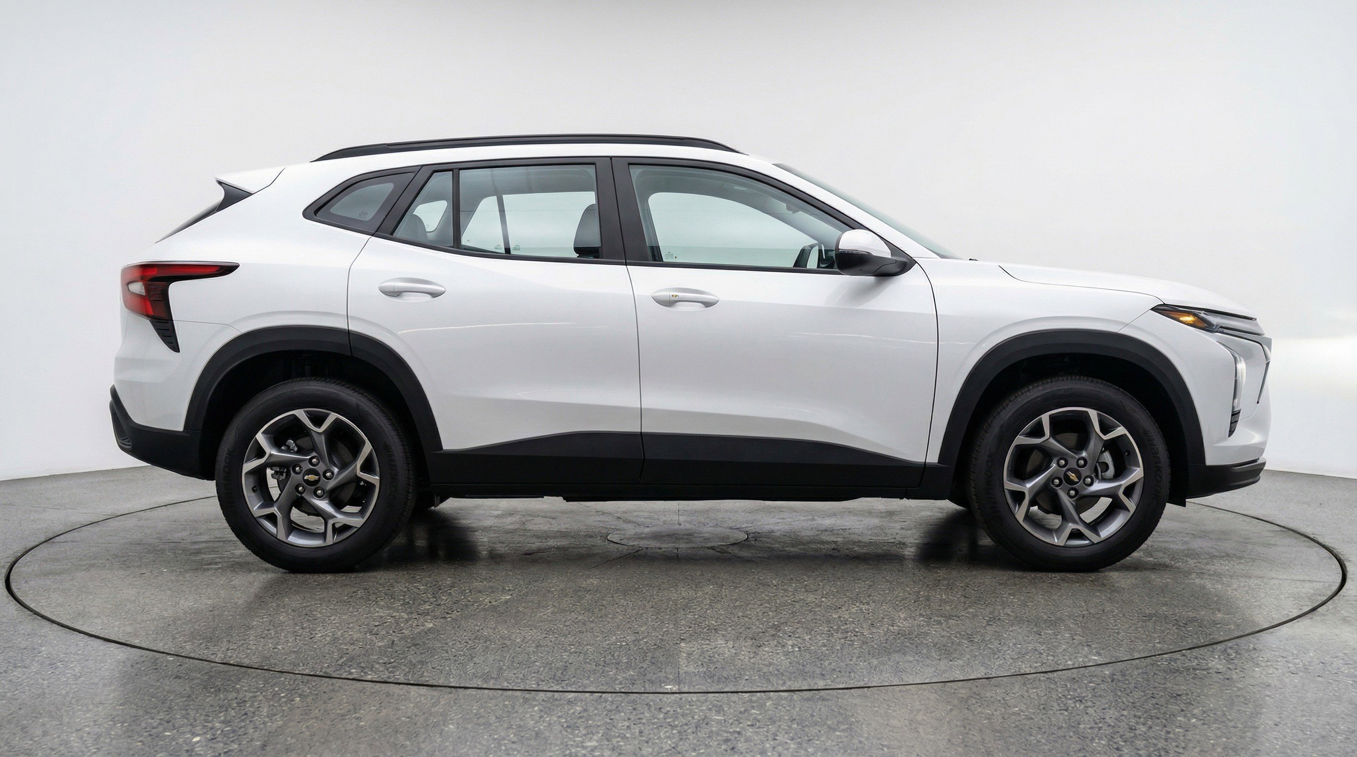 Used 2025 Chevrolet Trax LT FWD image 11