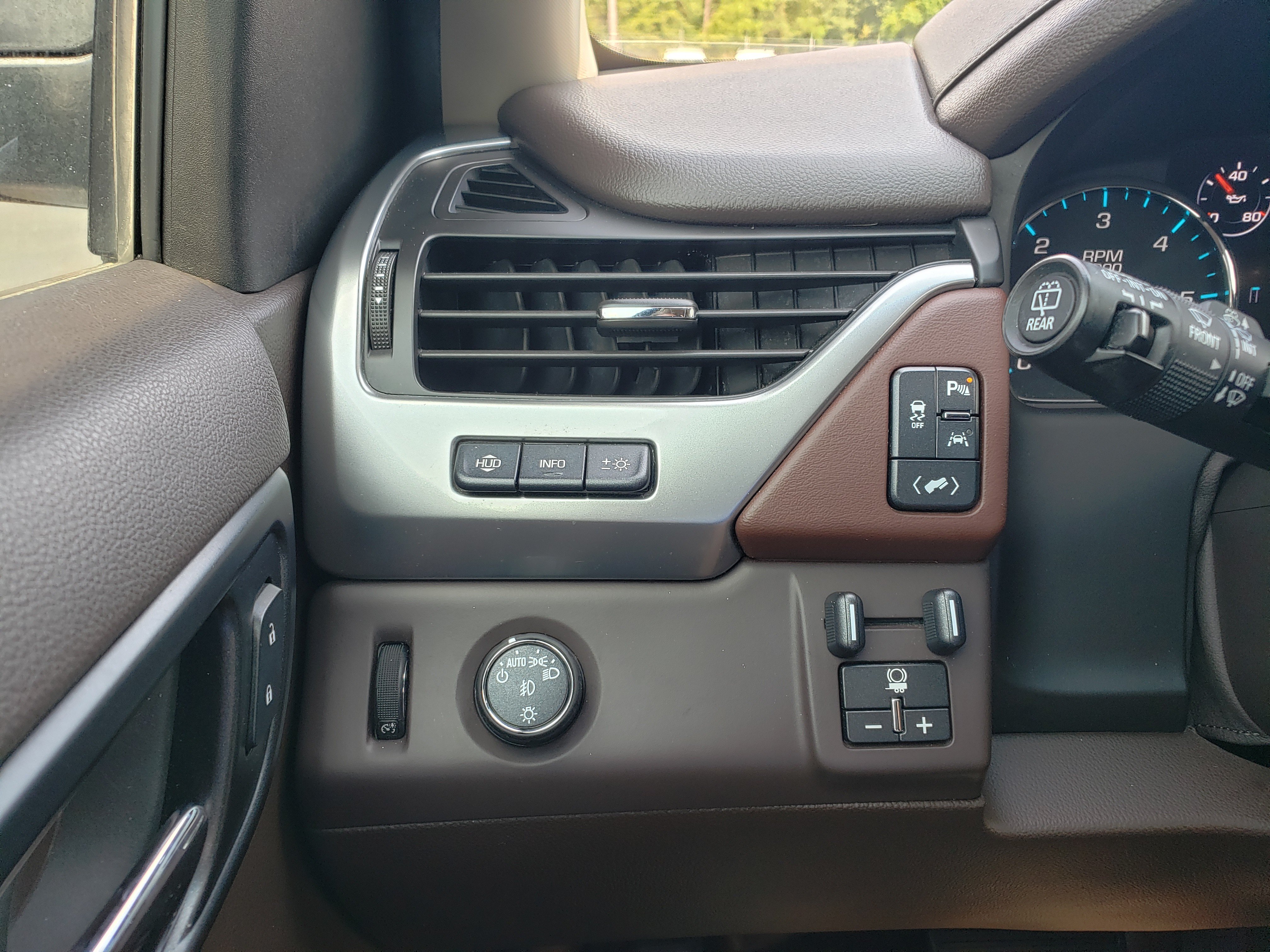 Used 2018 Chevrolet Tahoe Premier RWD image 12