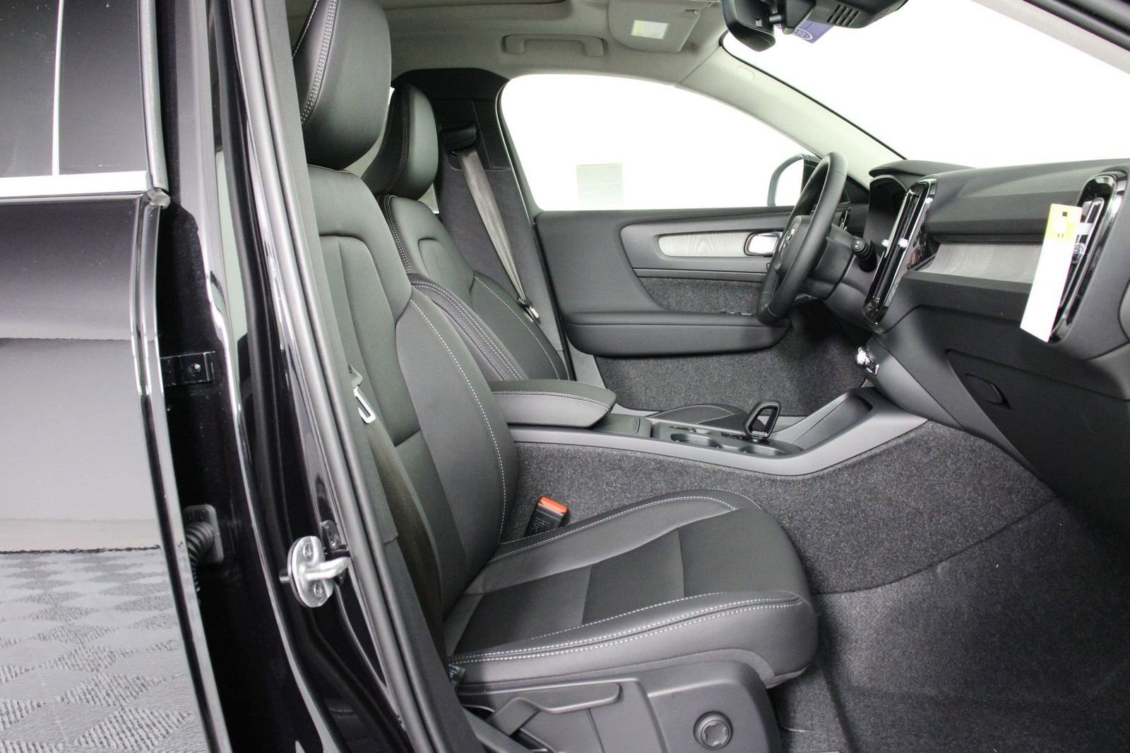 New 2025 Volvo XC40 B5 Core w/ Climate Package image 10