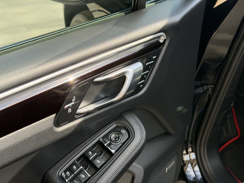 Used 2020 Porsche Macan AWD/4WD image 23