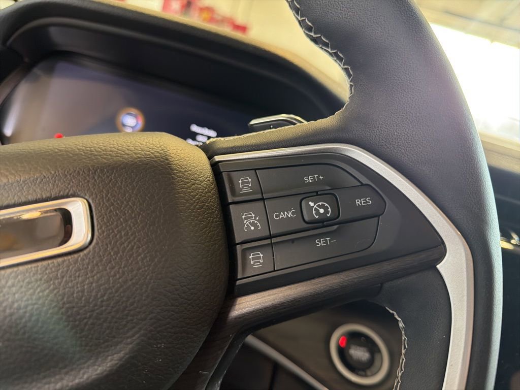 Used 2023 Jeep Grand Cherokee Limited w/ Luxury Tech Group II image 36