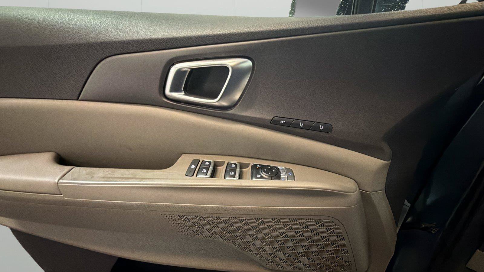 Used 2025 Kia Carnival SX FWD image 23