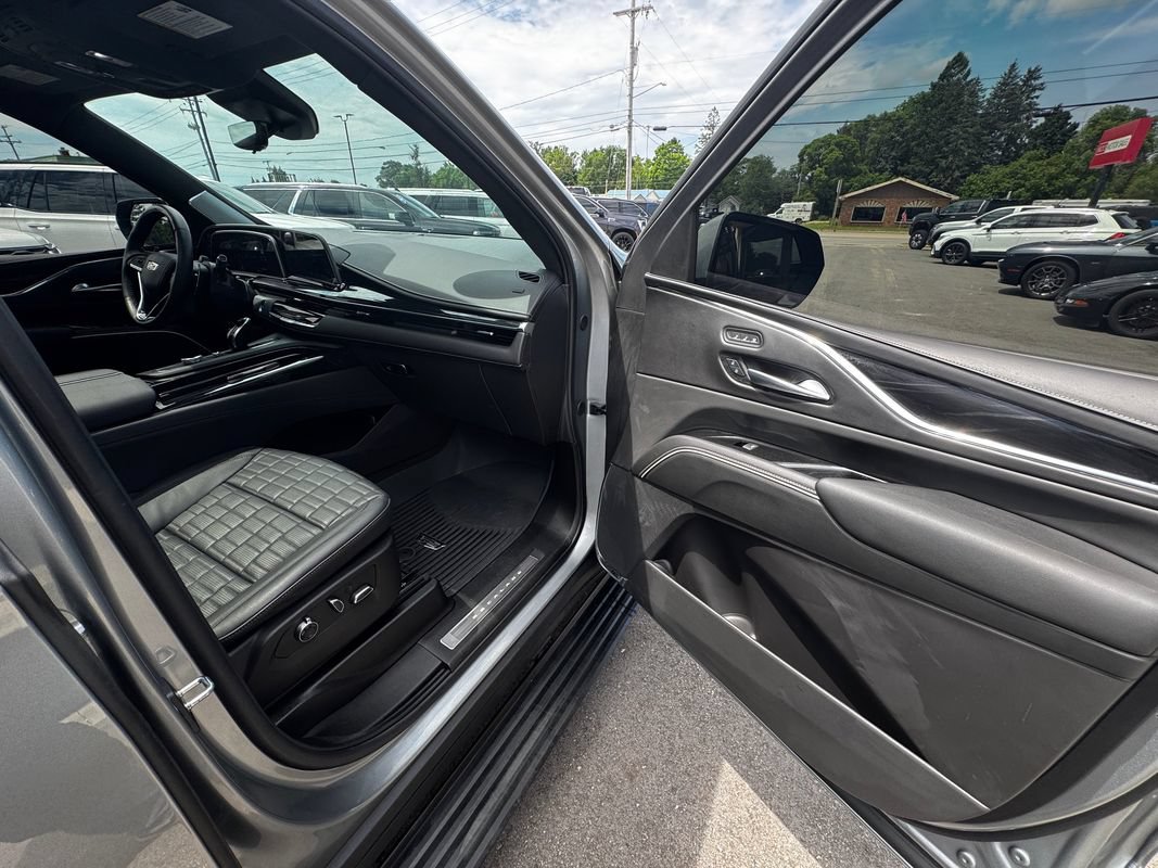 Used 2024 Cadillac Escalade V w/ LPO, ONYX Package AWD/4WD image 30