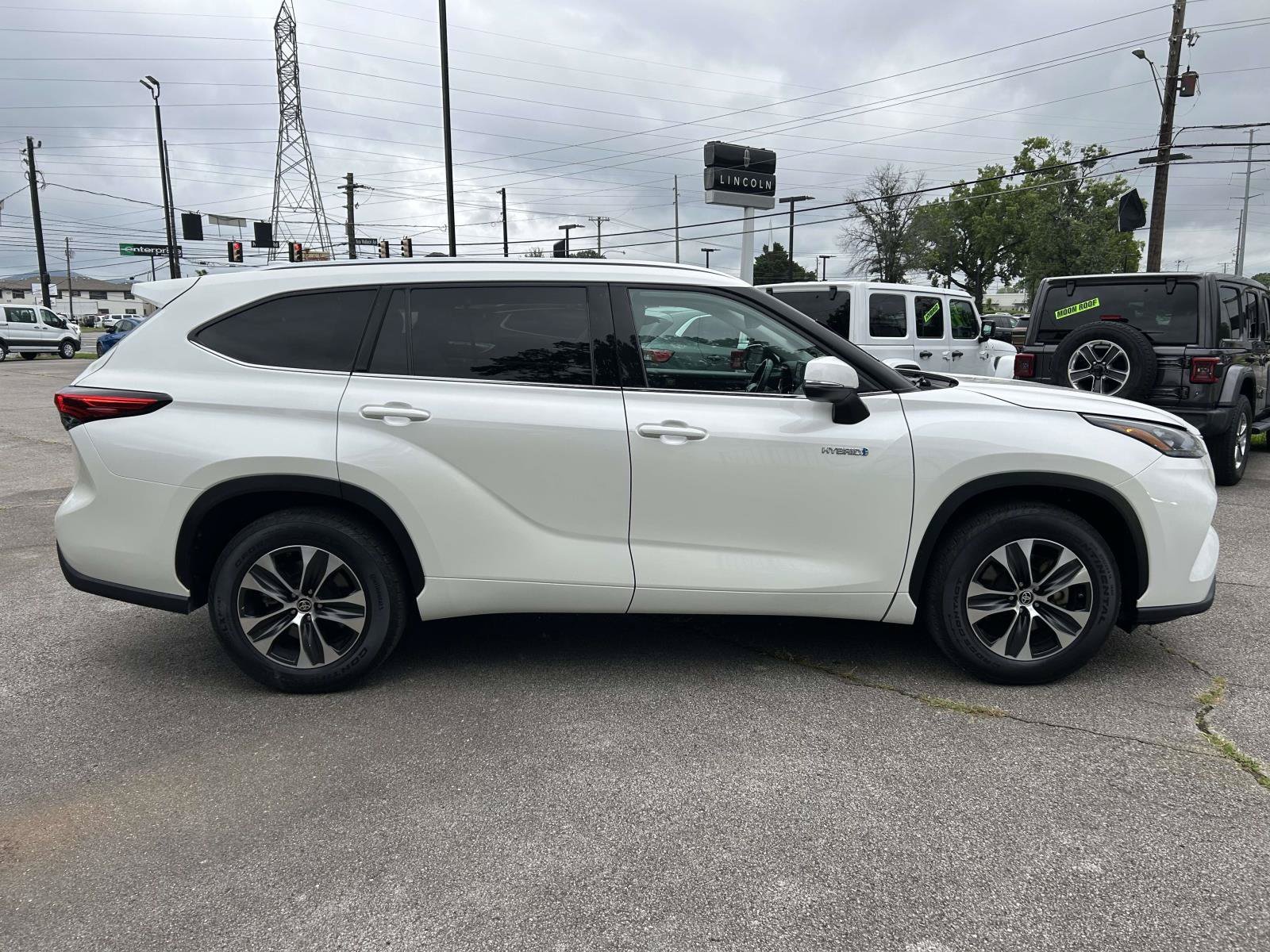Used 2020 Toyota Highlander XLE FWD image 2