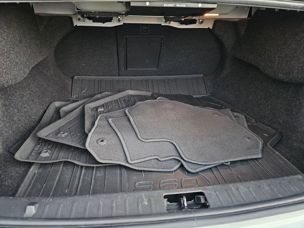 Used 2017 Volvo S60 T5 Inscription image 16