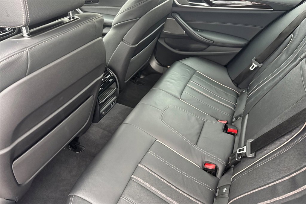 Used 2023 BMW M550i xDrive image 5