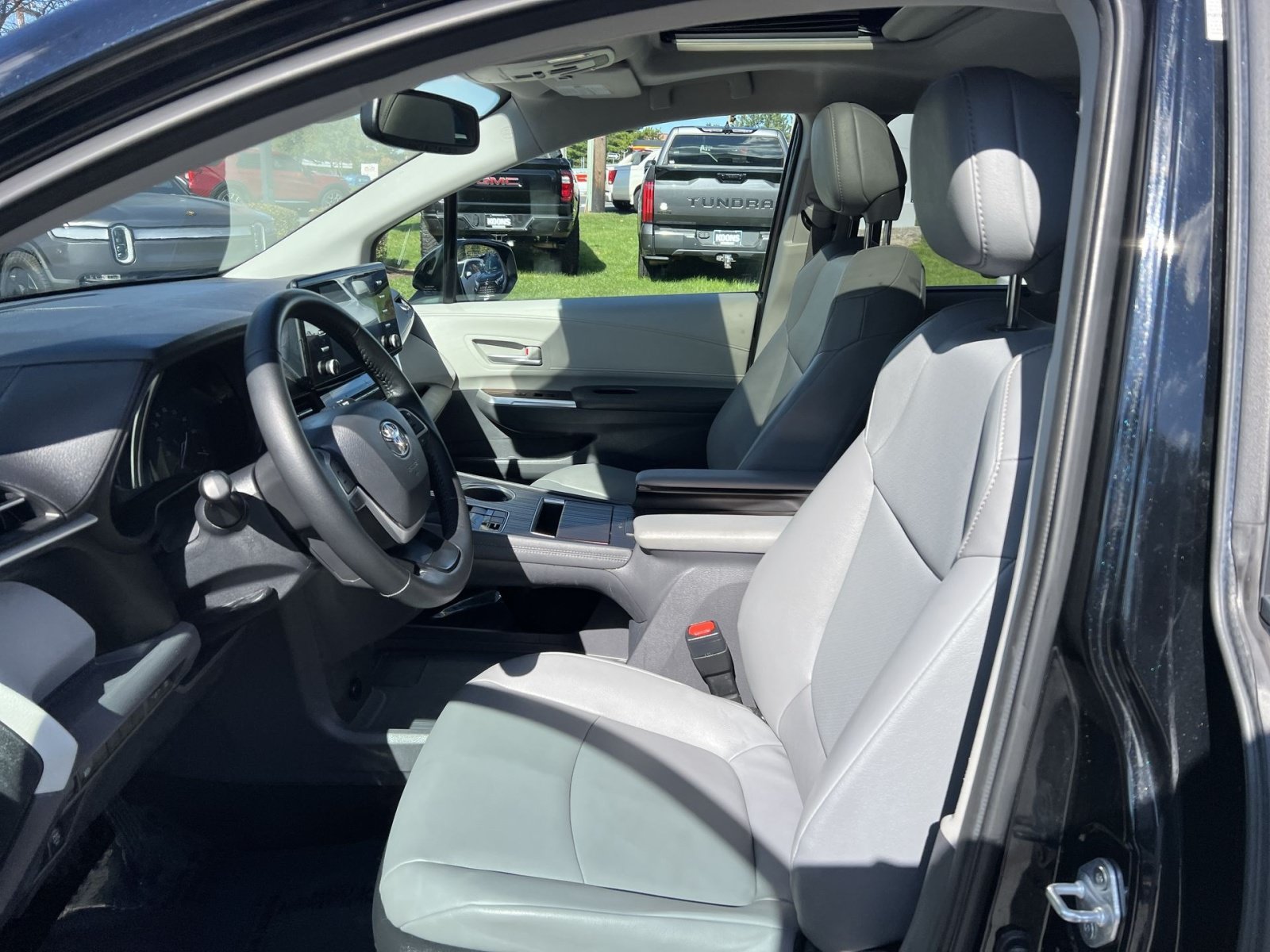 Used 2022 Toyota Sienna XLE FWD image 13