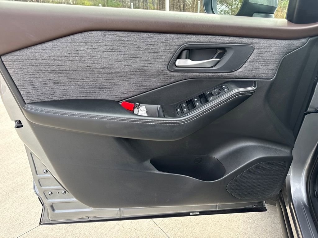 Used 2023 Nissan Rogue SV image 14