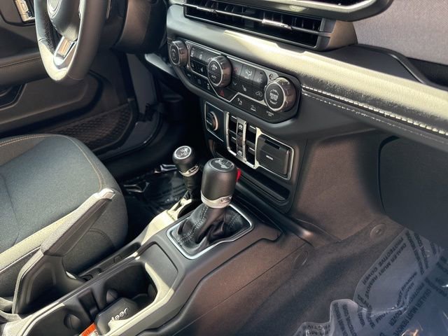 Used 2025 Jeep Wrangler Unlimited Sahara w/ Safety Group image 17