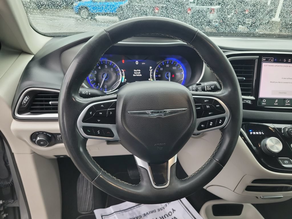 Used 2022 Chrysler Pacifica Touring-L FWD image 21