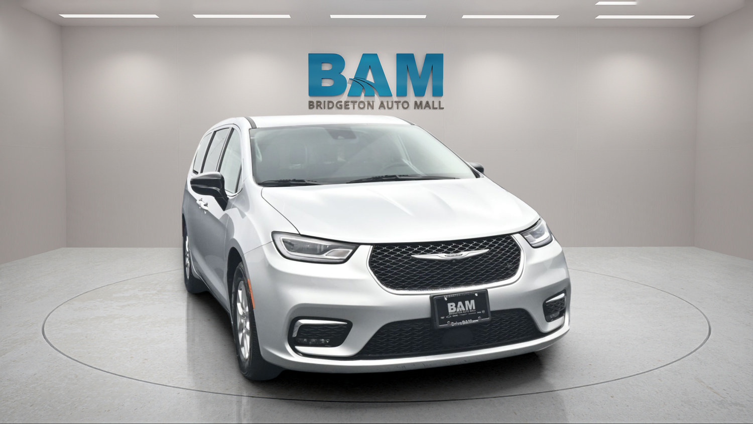 Used 2024 Chrysler Pacifica Touring-L FWD image 2