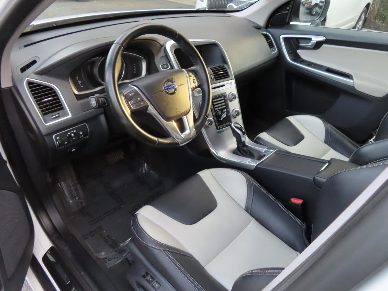 Used 2017 Volvo XC60 T5 Dynamic w/ Preferred Option Package image 5