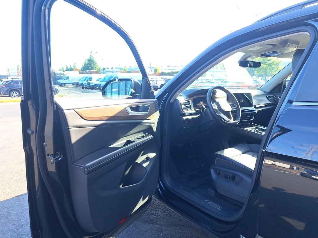 Used 2024 Volkswagen Atlas SE AWD/4WD image 9