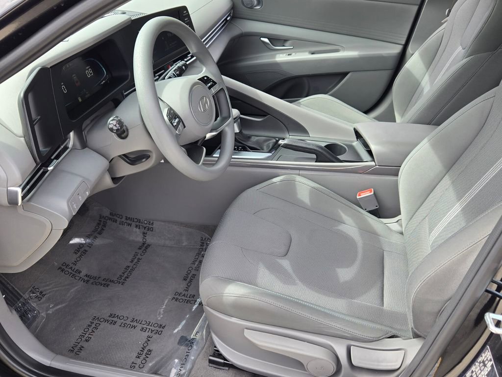 Used 2025 Hyundai Elantra SE FWD image 10