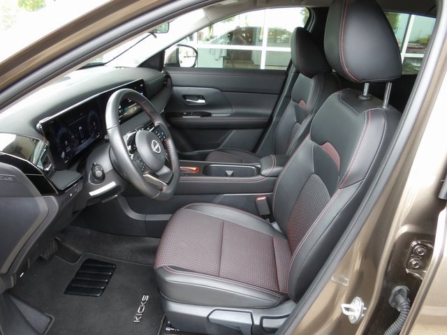 Certified 2025 Nissan Kicks SR image 18