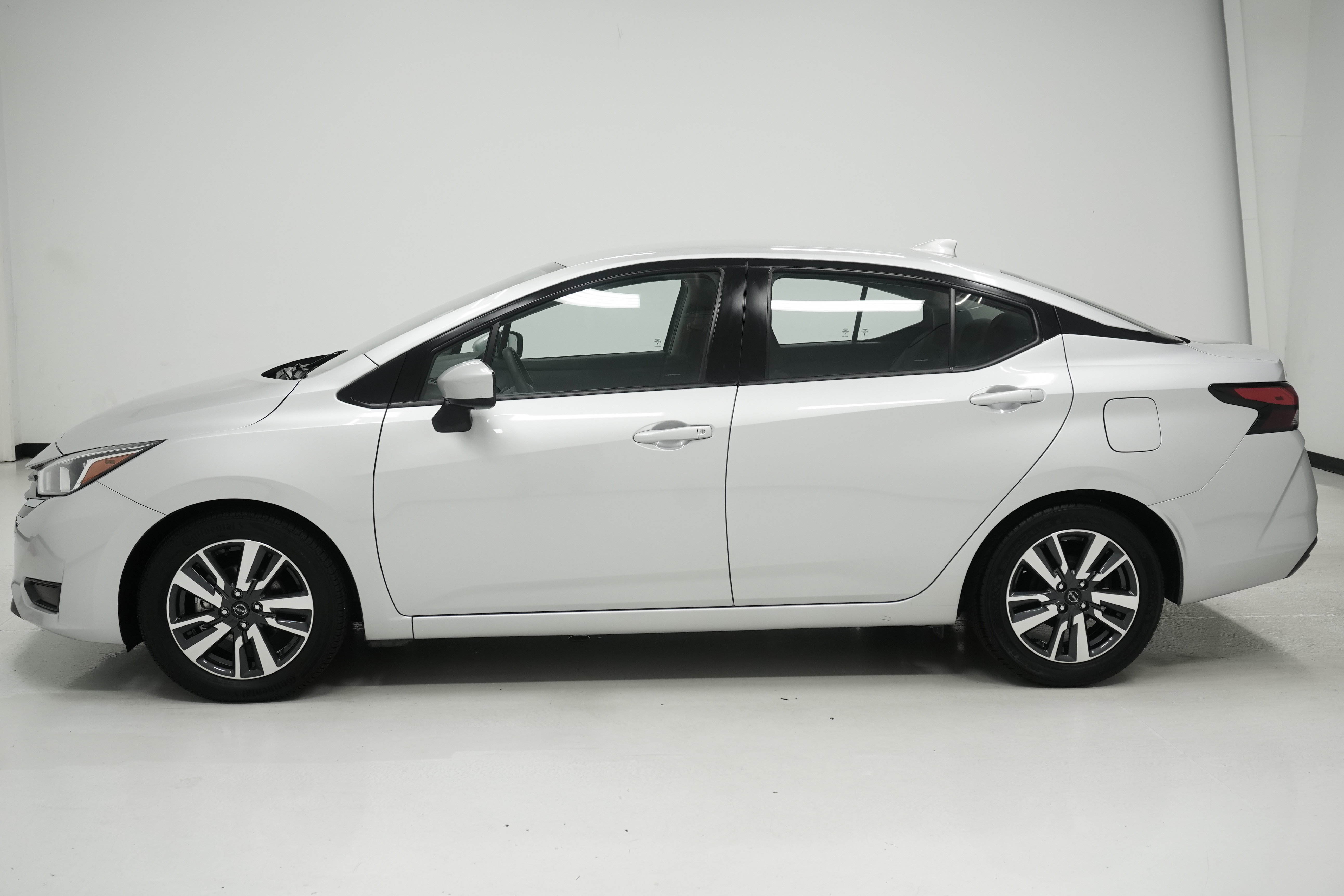 Used 2023 Nissan Versa SV FWD image 7