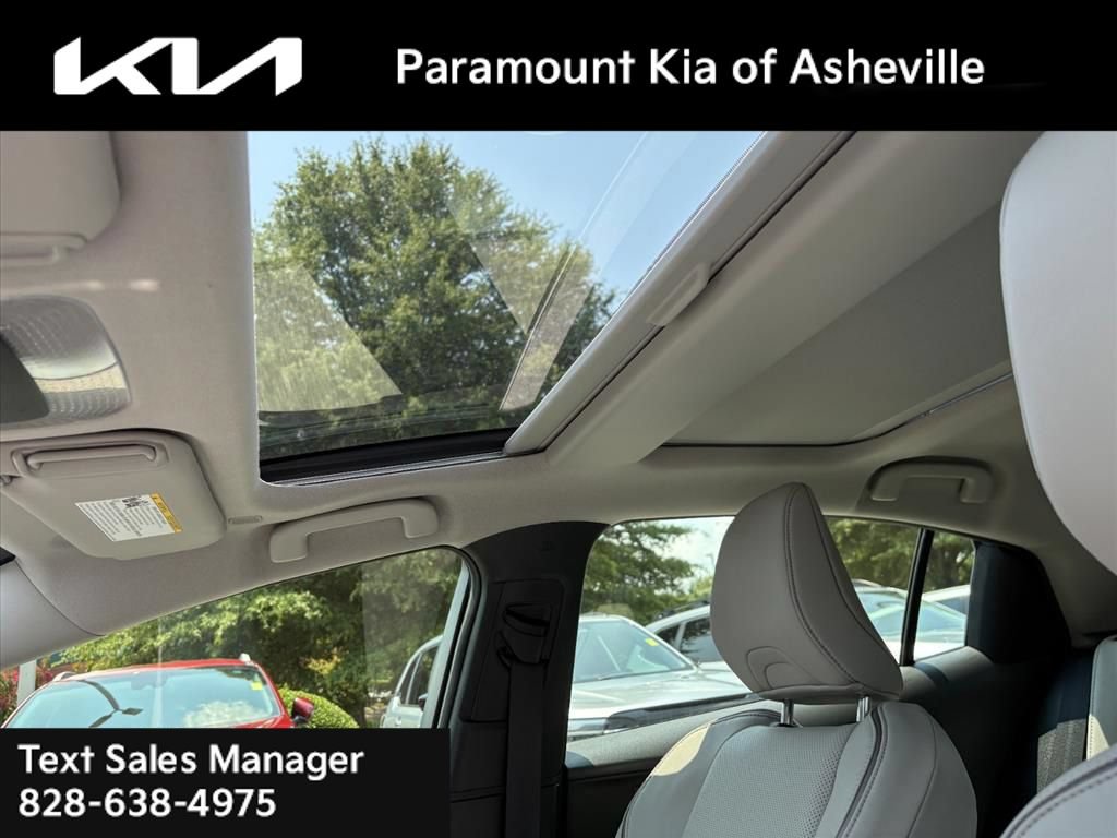 Used 2024 Toyota Prius XLE FWD image 13