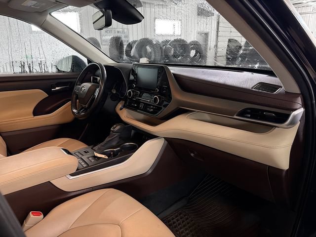 Used 2020 Toyota Highlander XLE AWD/4WD image 12