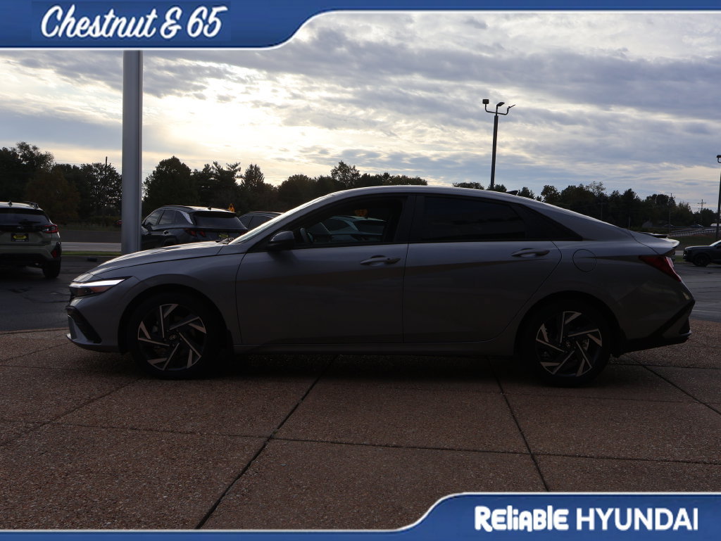 Certified 2025 Hyundai Elantra Sport FWD image 3