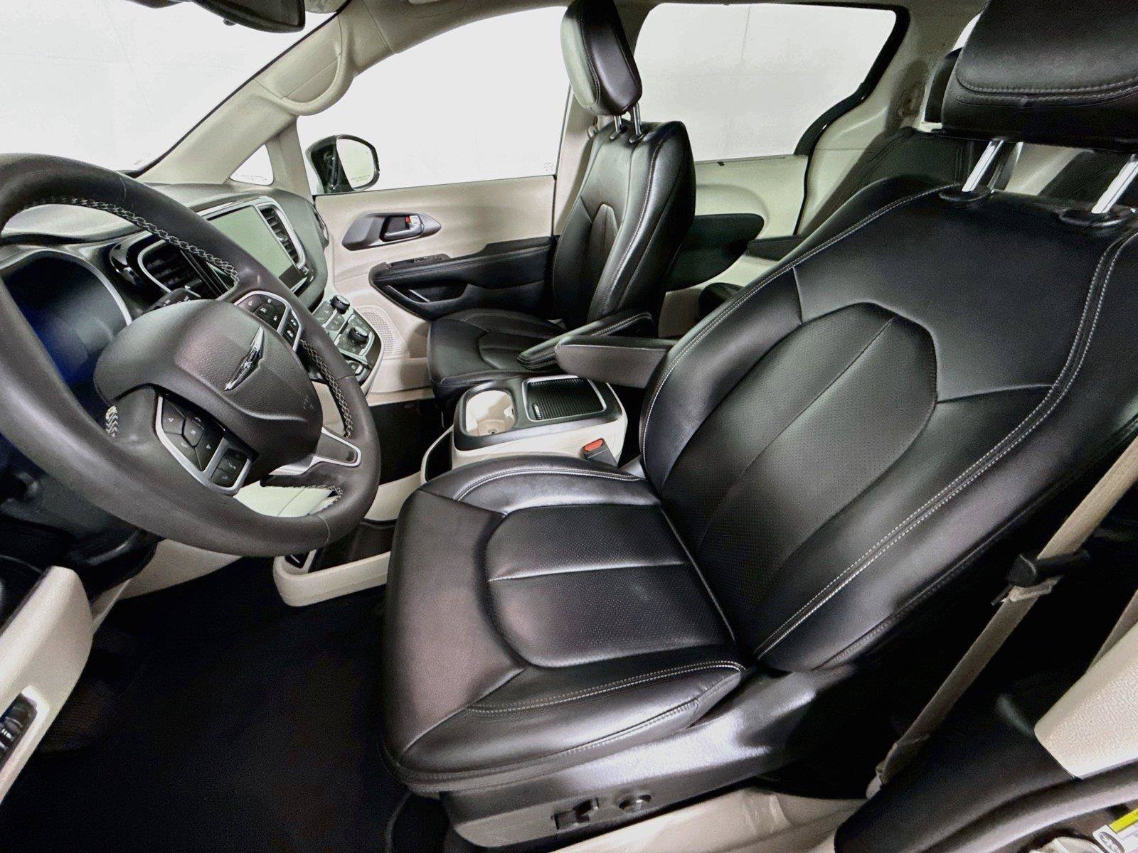 Used 2024 Chrysler Pacifica Touring-L FWD image 5