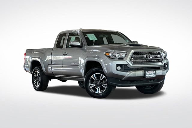 Used 2017 Toyota Tacoma TRD Sport image 2