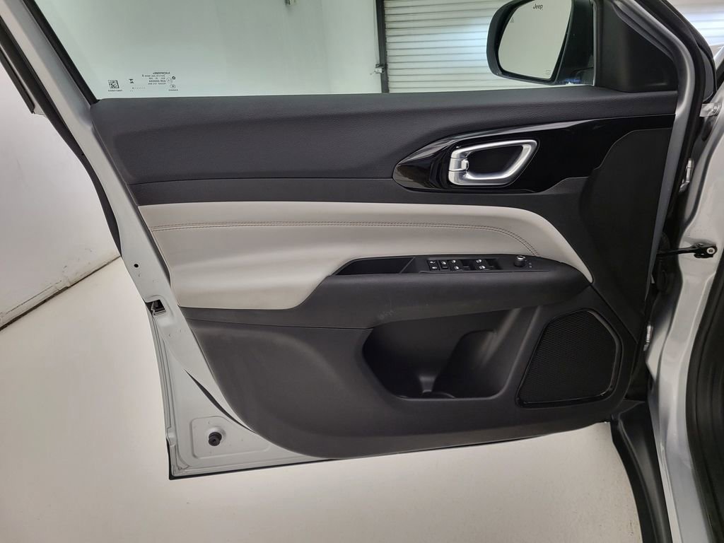 Used 2025 Jeep Compass Limited image 29