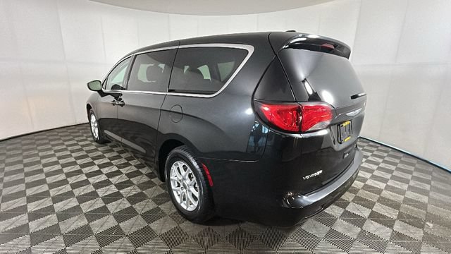 Used 2022 Chrysler Voyager LX FWD video 4