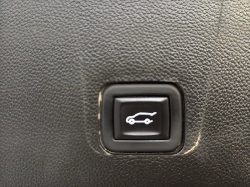 Used 2023 Chevrolet Traverse Premier image 24