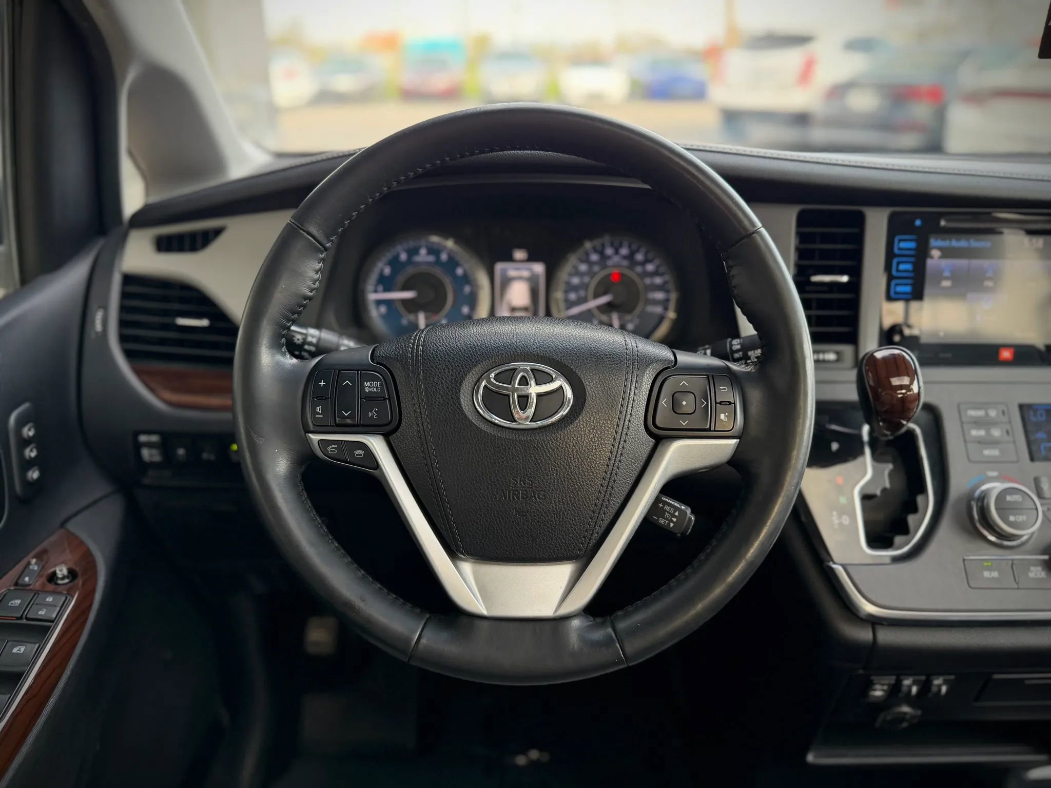 Used 2017 Toyota Sienna Limited image 9