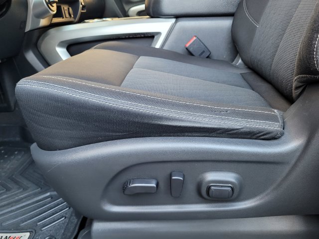 Used 2018 Nissan Titan SV w/ SV Convenience Package AWD/4WD image 21