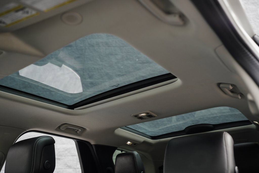 Used 2023 Land Rover Discovery S image 35