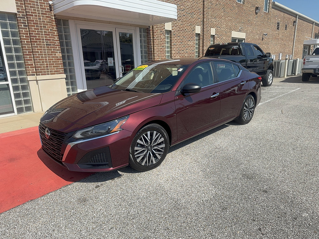 Used 2025 Nissan Altima 2.5 SV FWD image 3