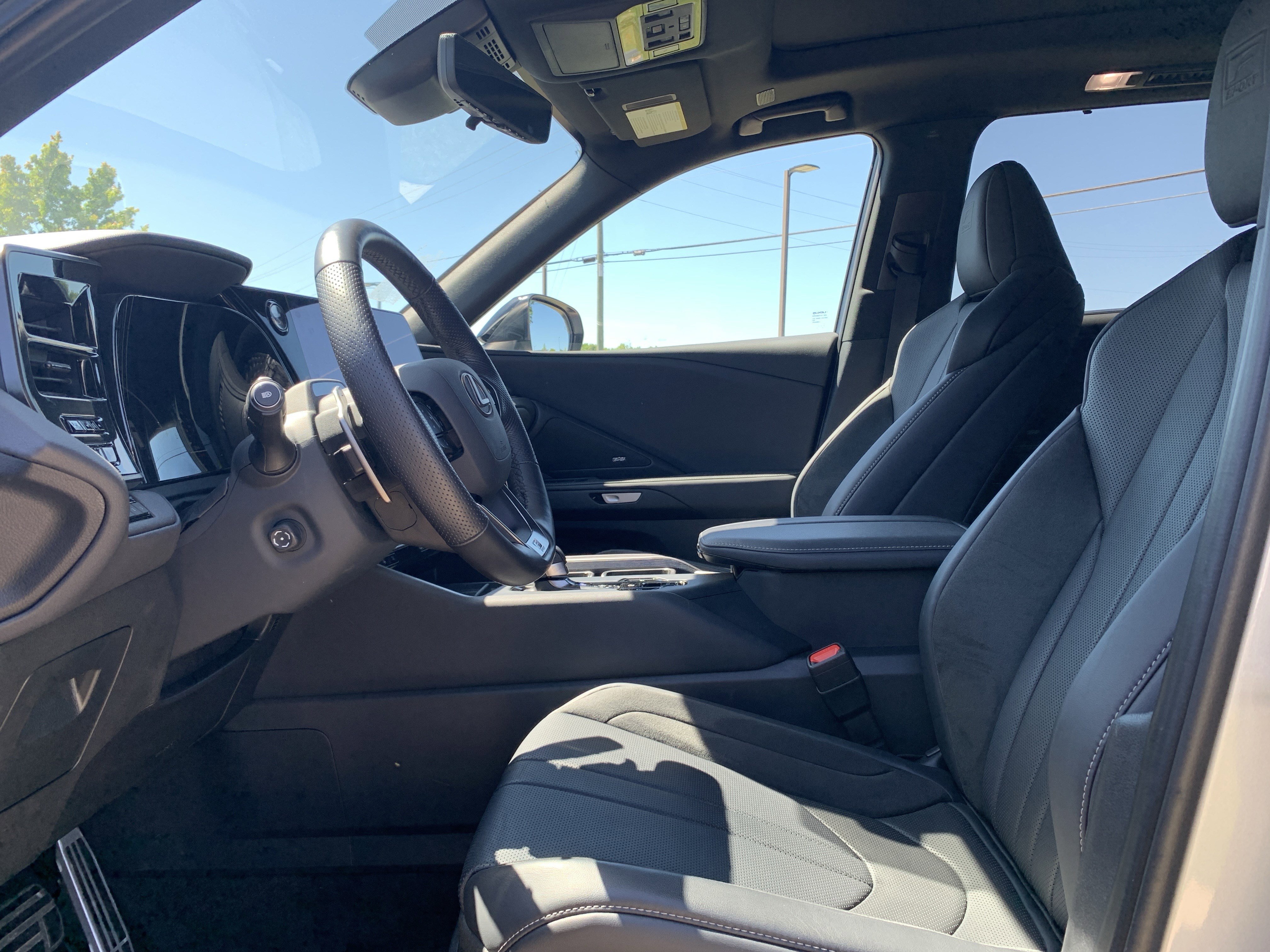 Used 2025 Lexus TX 500h AWD w/ Technology Package image 16