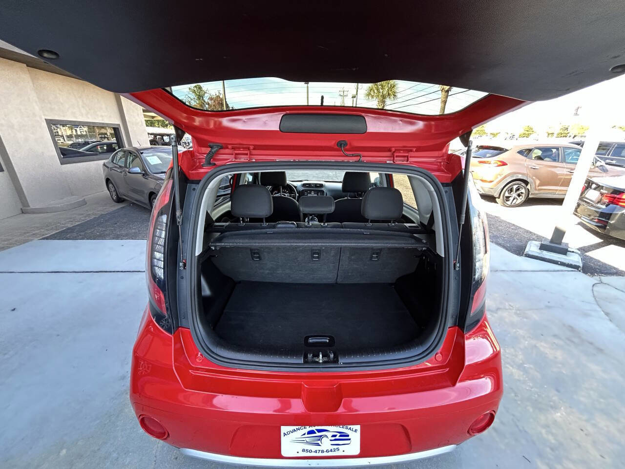 Used 2017 Kia Soul + image 9