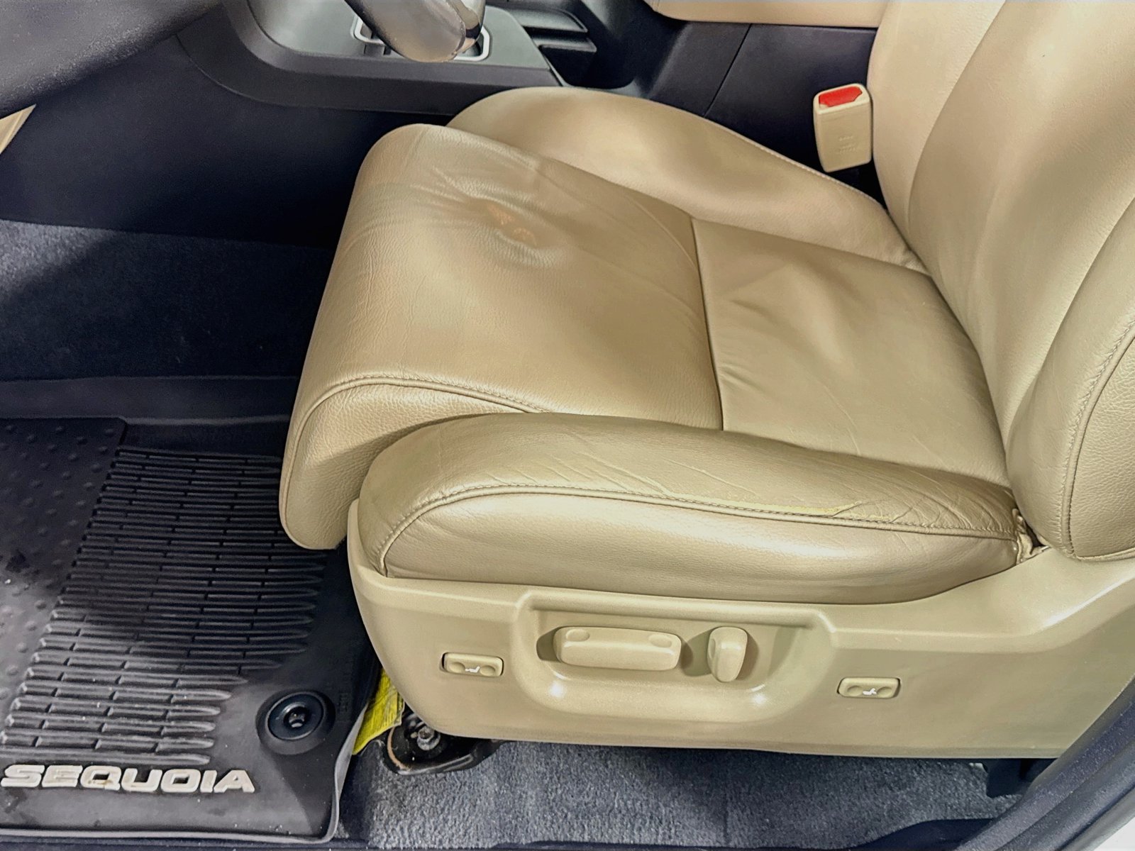 Used 2020 Toyota Sequoia Limited w/ Safety & Convenience Package AWD/4WD image 19