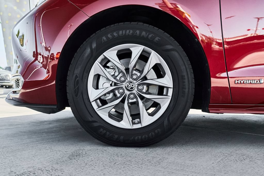 Used 2021 Toyota Sienna XLE w/ XLE Plus Package FWD image 3