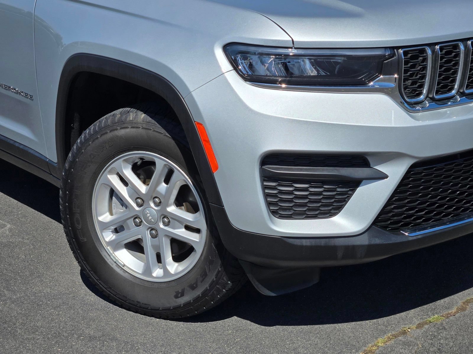 Used 2023 Jeep Grand Cherokee Laredo AWD/4WD image 9