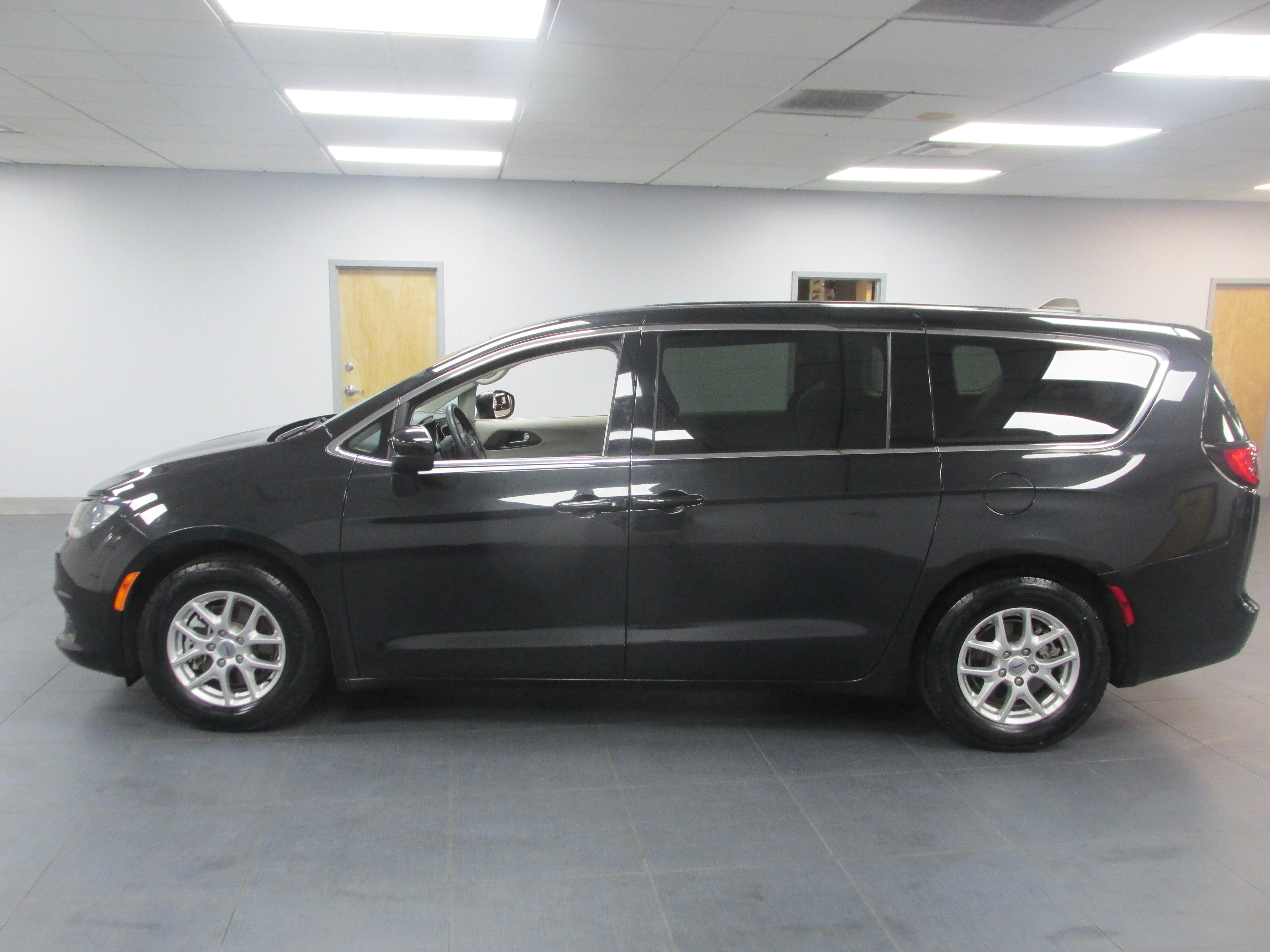 Used 2023 Chrysler Voyager LX FWD image 8