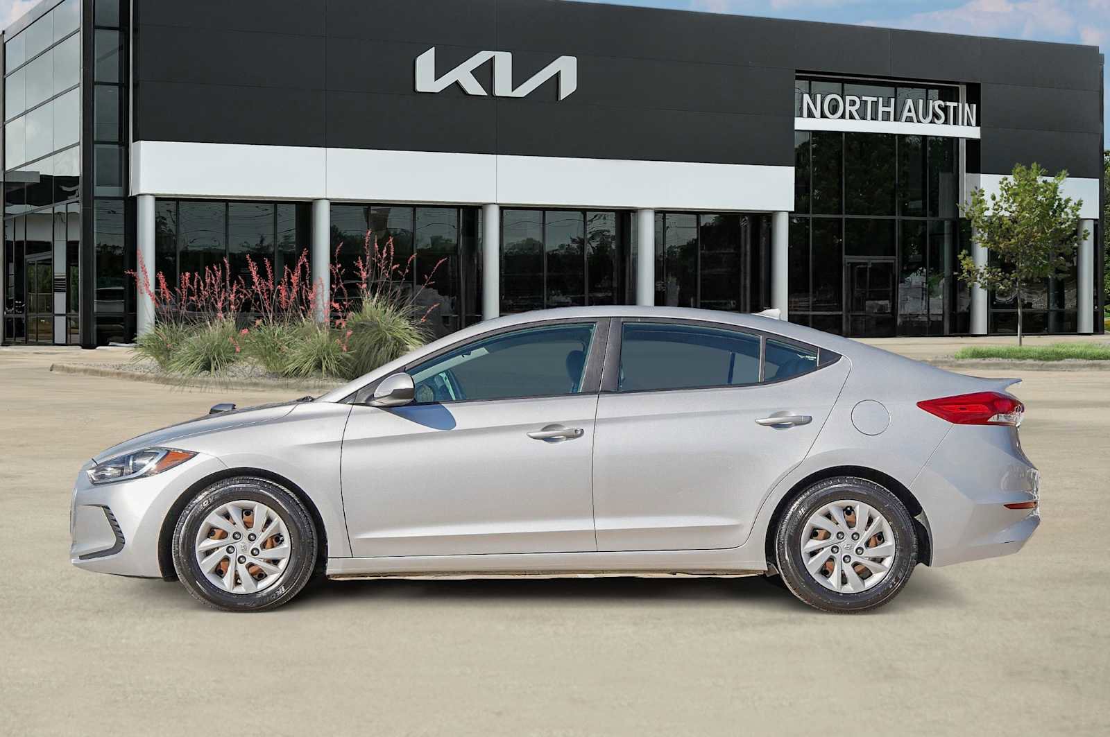 Used 2017 Hyundai Elantra SE image 4